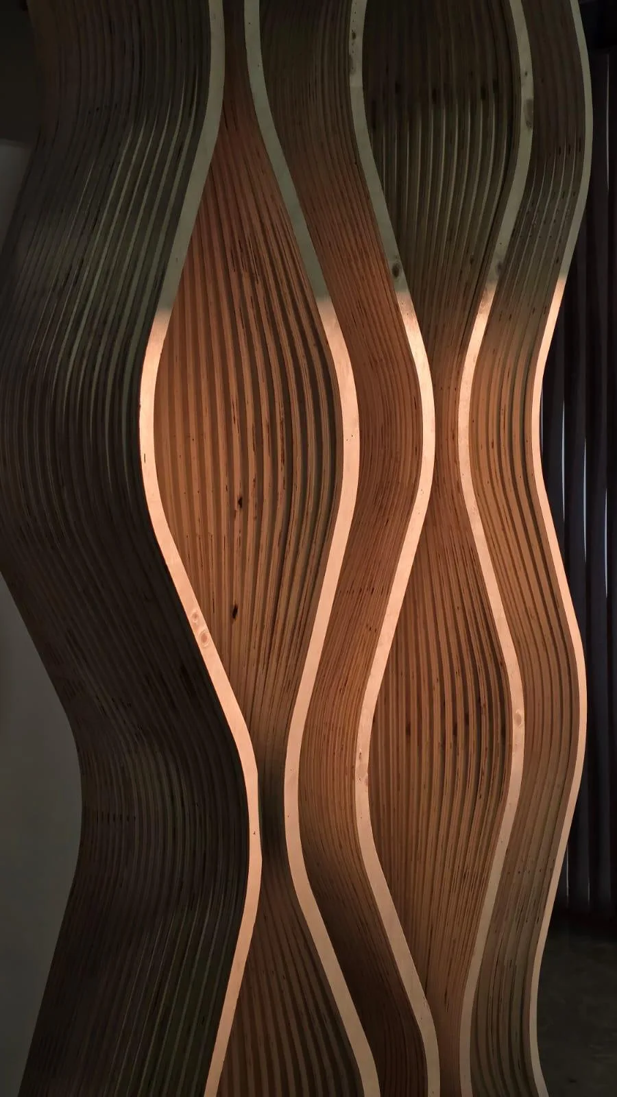 Detalle de material y acabado de madera de una pieza _CONTORNO