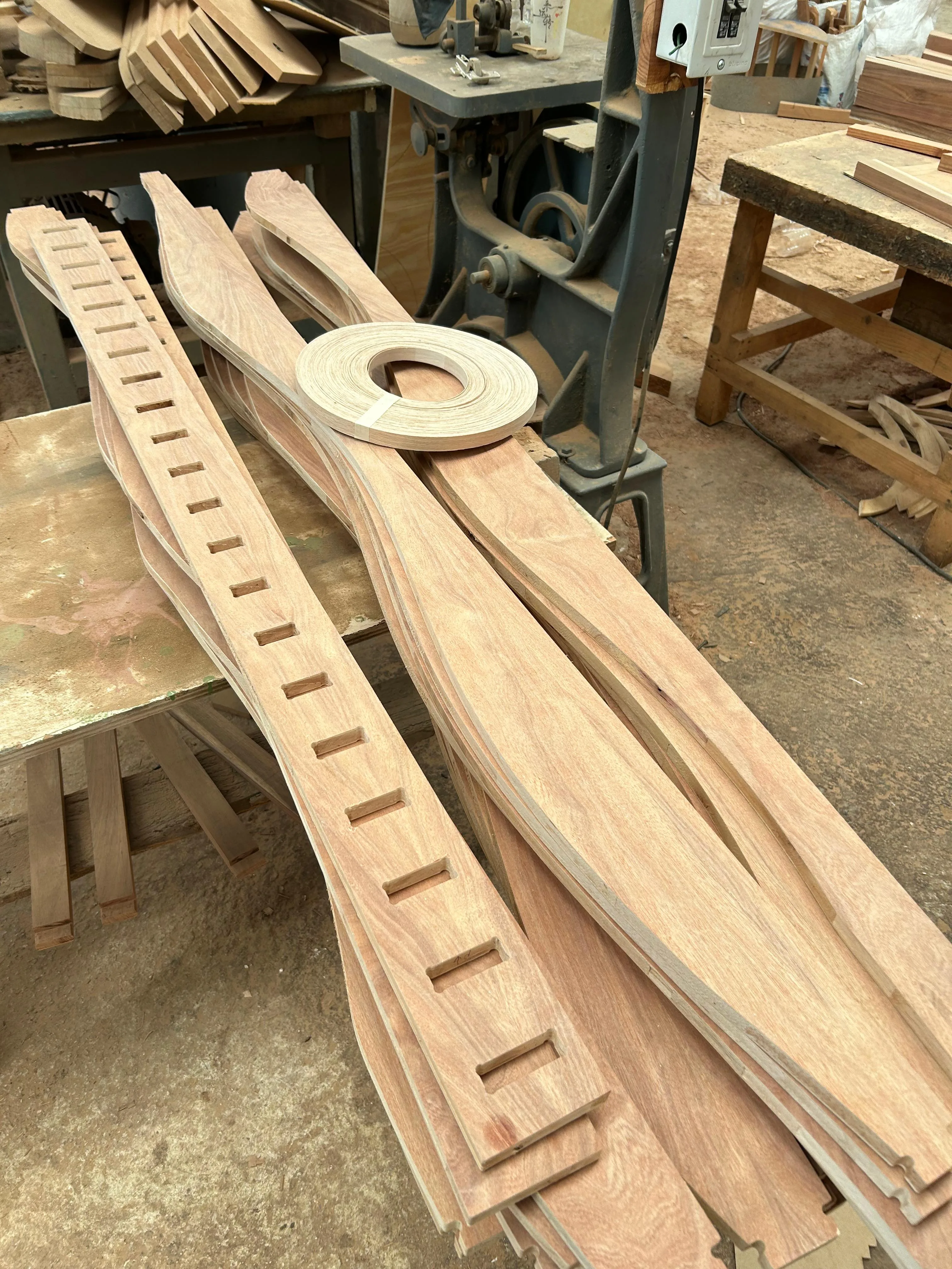 Detalle de una pieza de madera fabricada por _CONTORNO